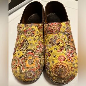 Sanita Size 7.5 / 38 Yellow Embroidered Erika Paisley Floral Slip On Clogs